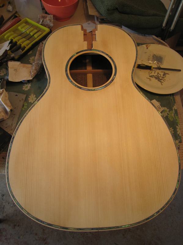 Les guitares d'un luthier aussi amateur que passionné ... - Page 2 19042010%20007